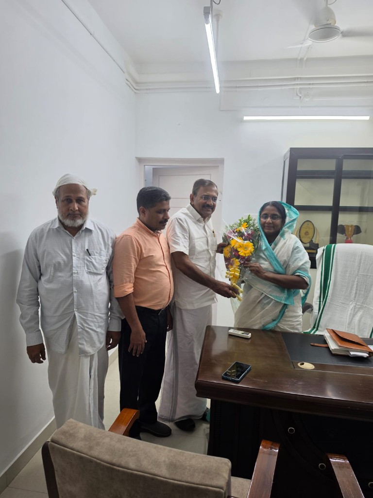 Iqbal Valiyaveetil presenting a bouquet to Advocate Shanimol Usman